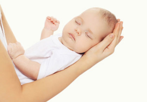 Спящий грудничок у мамы на руках