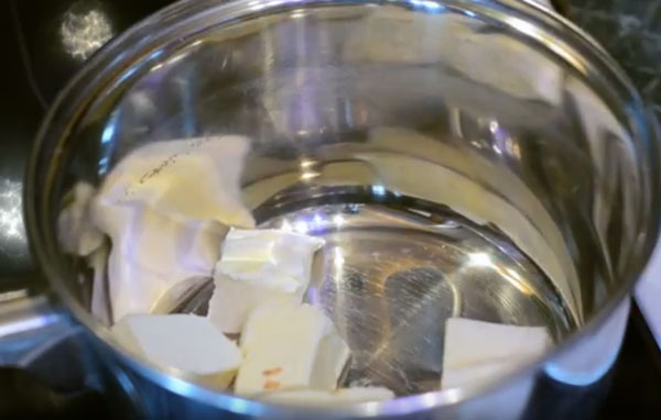 Сливочное масло в кастрюле