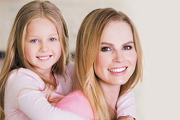 Счастливая дочь обнимает счастливую маму