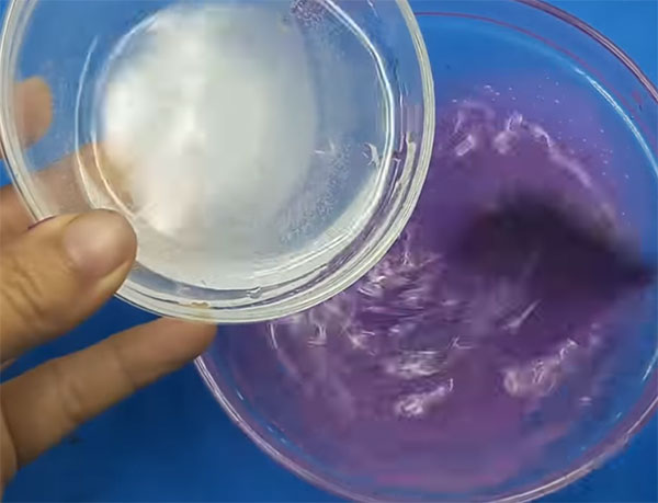 Раствор воды с содой вливают в раствор воды с клеем и красителем