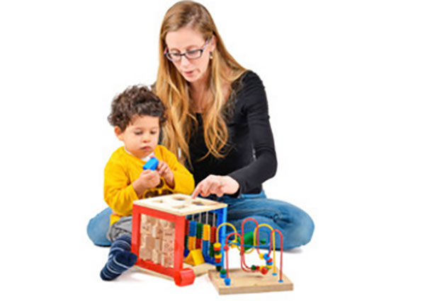 Мама занимается с ребенком, складывают в большой куб мелкие детали