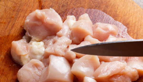 Куриное филе нарезают кусочками