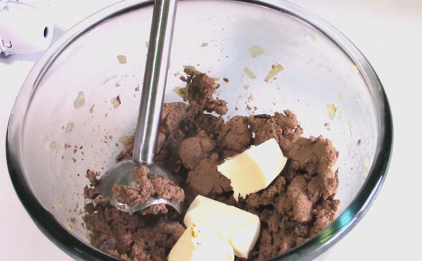 Добавление кусочков сливочного масла