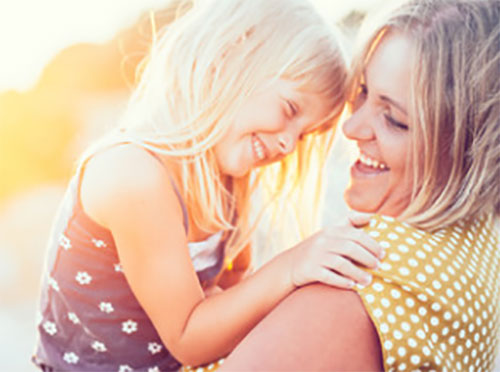 Счастливые мама и дочь