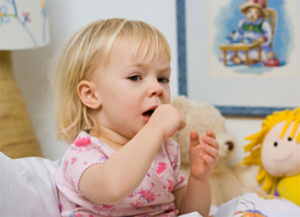 Девочка кашляет