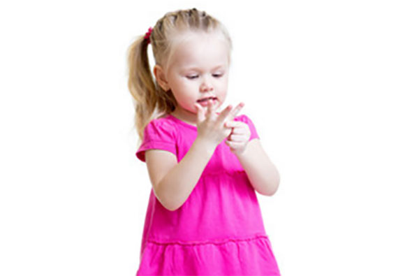 Двухлетняя девочка считает на пальцах