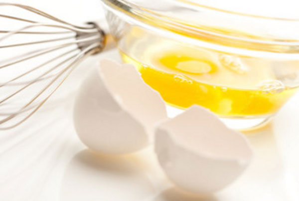 Разбитое яйцо в миске, рядом венчик и шкарлупа