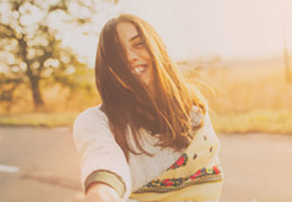 Девушка в приподнятом настроении