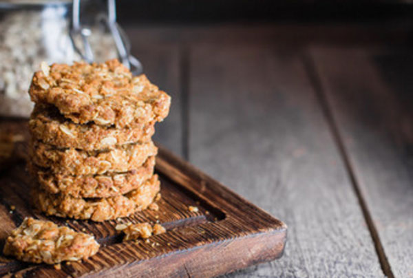 Пять домашних овсяных печенья лежат друг на друге