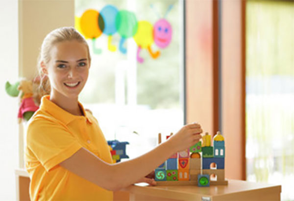 Воспитатель в группе