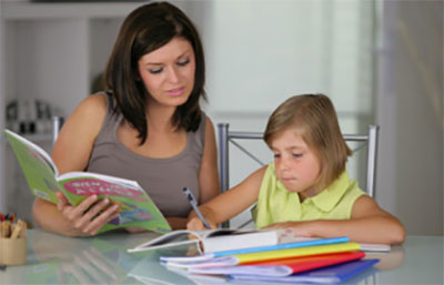 Мама надиктовывает текст ребенку