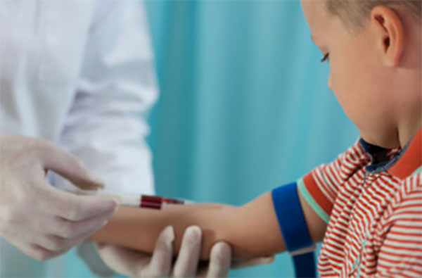 У ребенка берут кровь из вены