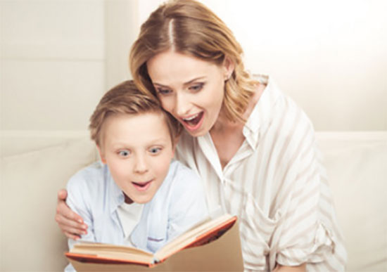Мама вместе с сыном читает книгу