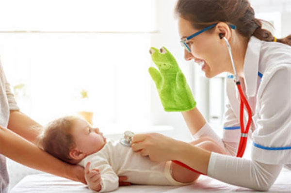 Доктор слушает грудную клетку грудничка