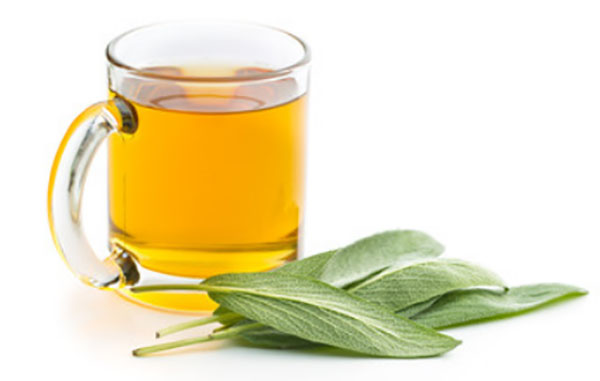 Настой шалфея в чашке, рядом лежат листочки этого растения