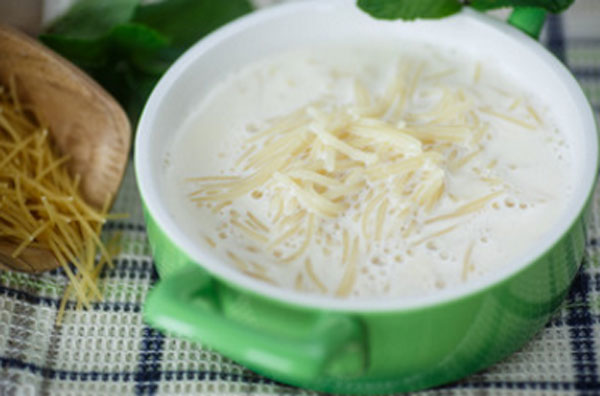 Молочная вермишель в кастрюле