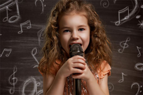 Девочка с микрофоном, поет