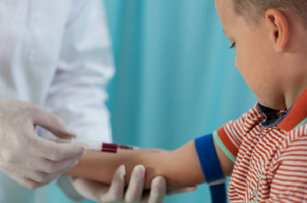У ребенка берут кровь из вены на анализ