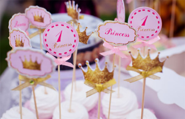 Зефирки с воткнутыми палочками, на концах которых надпись "принцесса"