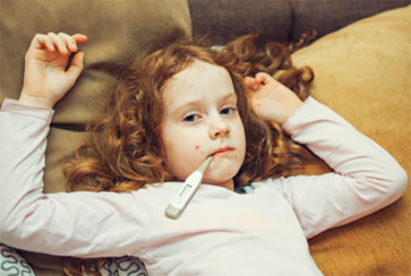 Девочка с градусником во рту, на теле есть сыпь