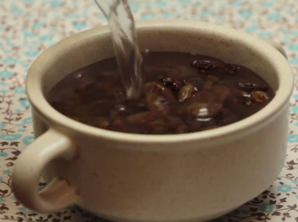 Изюм заливают кипятком