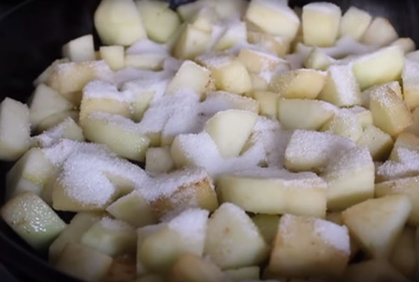 Добавление к яблоку белого сахара