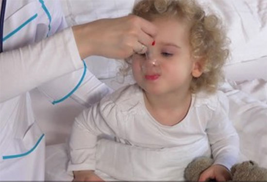 Ребенку дают сироп от температуры