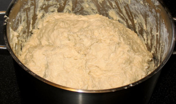 Кастрюля с тестом