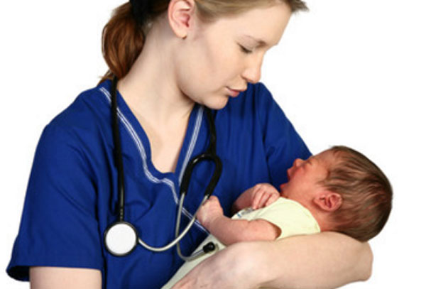 Грудничок у доктора на руках