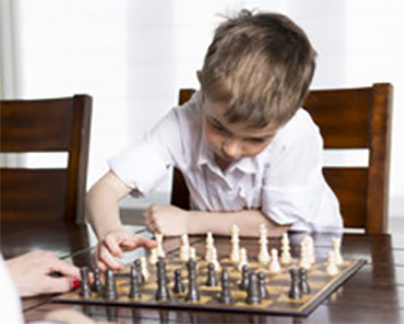 Мальчик играет в шахматы