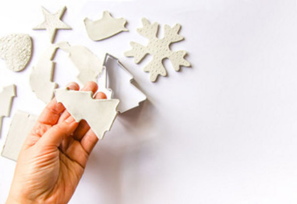 Формочками для печенья вырезают тесто