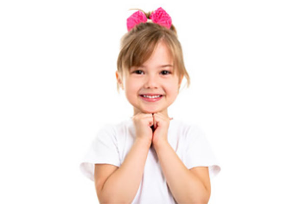 Девочка улыбается