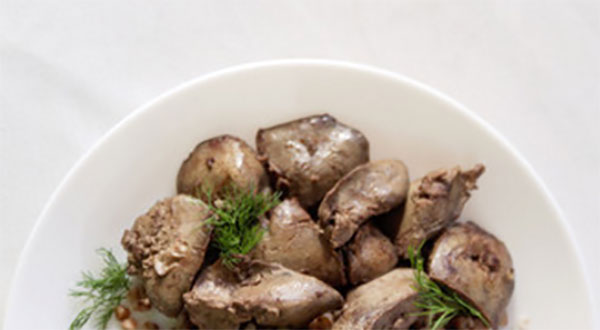 Отварная куриная печень в тарелке