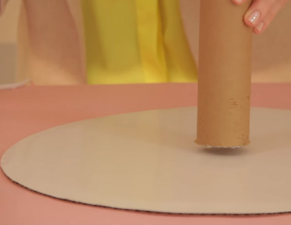 К картонному кругу прикрепляют втулку от бумажных полотенец