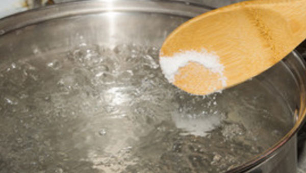 Солят кипящую воду