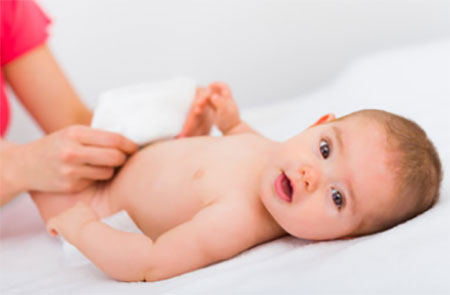 Мама раздевает грудного ребенка