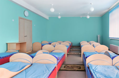 Комната с кроватками в детском саду