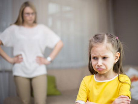 Мама за что-то наругала дочь, она стоит обиженная