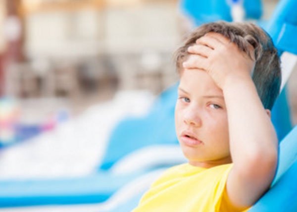 Мальчик плохо себя чувствует, держится за голову