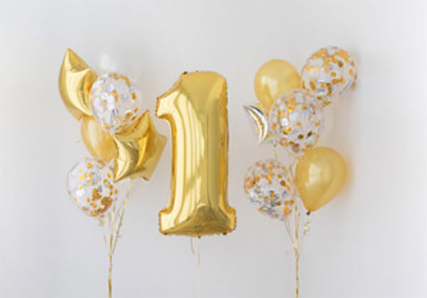 Надувные шары, в том числе и большая цифра "один"