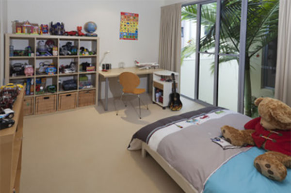 Мальчиковая комната, на полках, кровати и столе его вещи