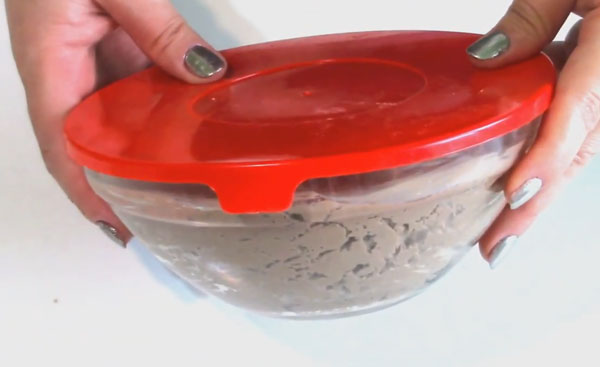 Миска с паштетом накрыта крышкой