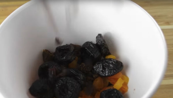 Сухофрукты, смешанные в одной емкости