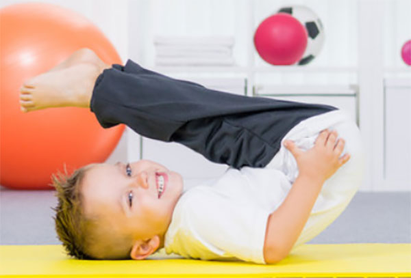 Мальчик делает зарядку