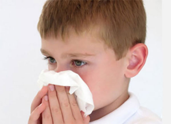 Мальчик с носовым платком у носа