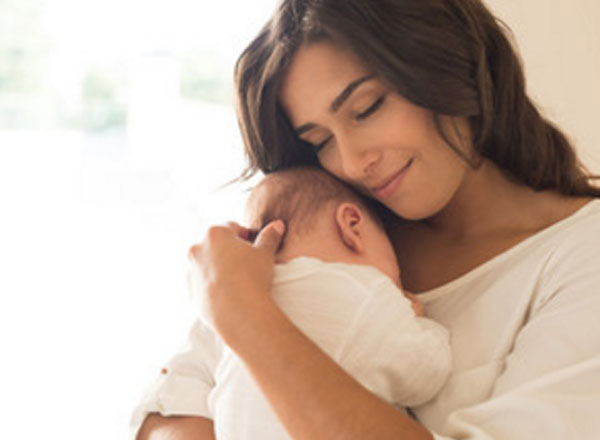 Младенец на руках у мамы