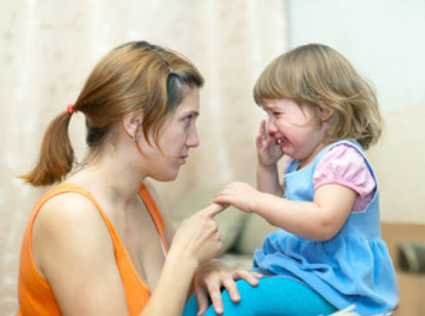 Мама ругает дочку. Девочка плачет