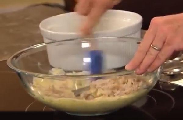 Смешивание ингредиентов в мисочке