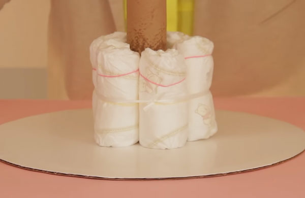 Шесть подгузников вокруг втулки