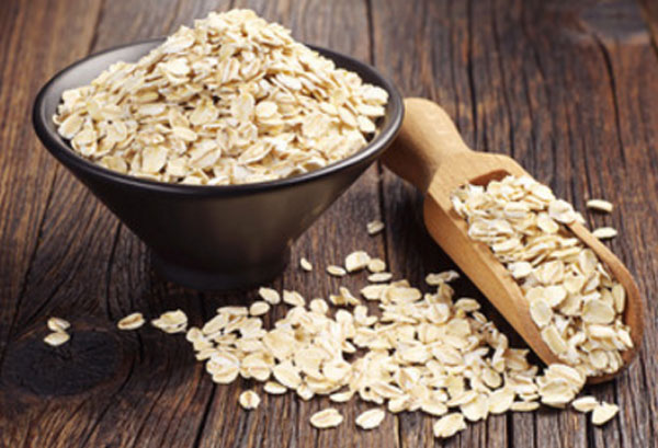 Овсяные хлопья в миске и ложке